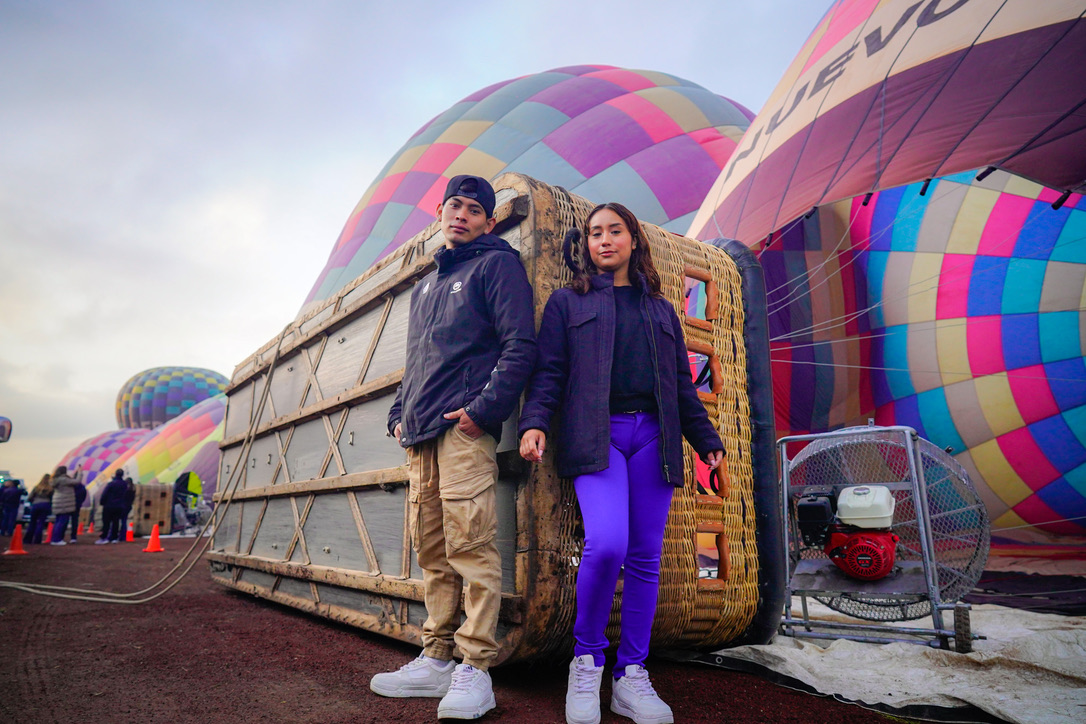 Pareja frente a un globo aerostático en Teotihuacán