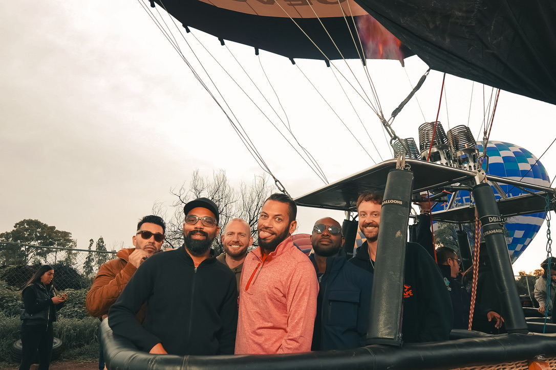 Grupo de amigos en un globo aerostático en Teotihuacán