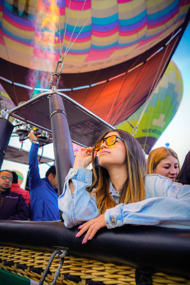 Chica disfrutando de vuelo en globo aerostático Teotihuacán
